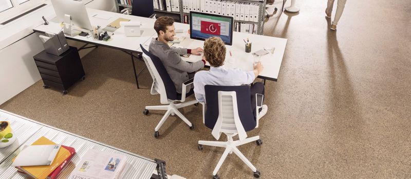 Interstuhl PUREis3 Bürodrehstuhl mit Polsterrückenlehne Smart Spring Technologie 3D-Sitzbewegung 