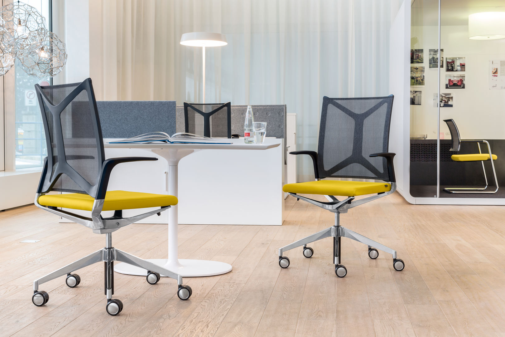 Girsberger Camiro Bürostuhl gelb schwarz Netzrücken ergonomischer Arbeitsplatz Konferenzstuhl Konferenzraum Besprechungsraum