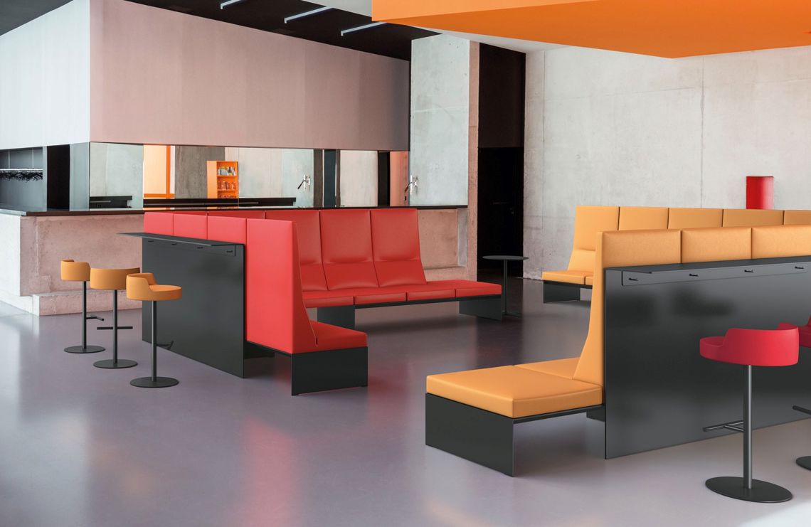 Brunner Banc Empfangshalle Hall  Kino Theater Bar Lounge rot orange Leder