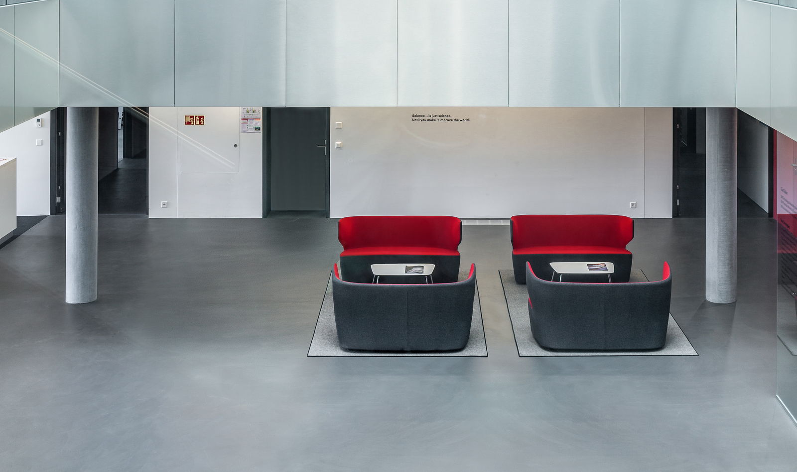 Girsberger Pablo Lounge Ruhezone Wartebereich modern Polstermöbel Firma Hotel schwarz rot