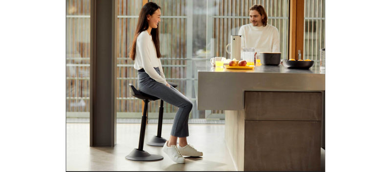 aeris muvman Stehhilfe antrazit Sitz ergonomischer Steh Sitz Hocker Küche Arbeiten im Stehen